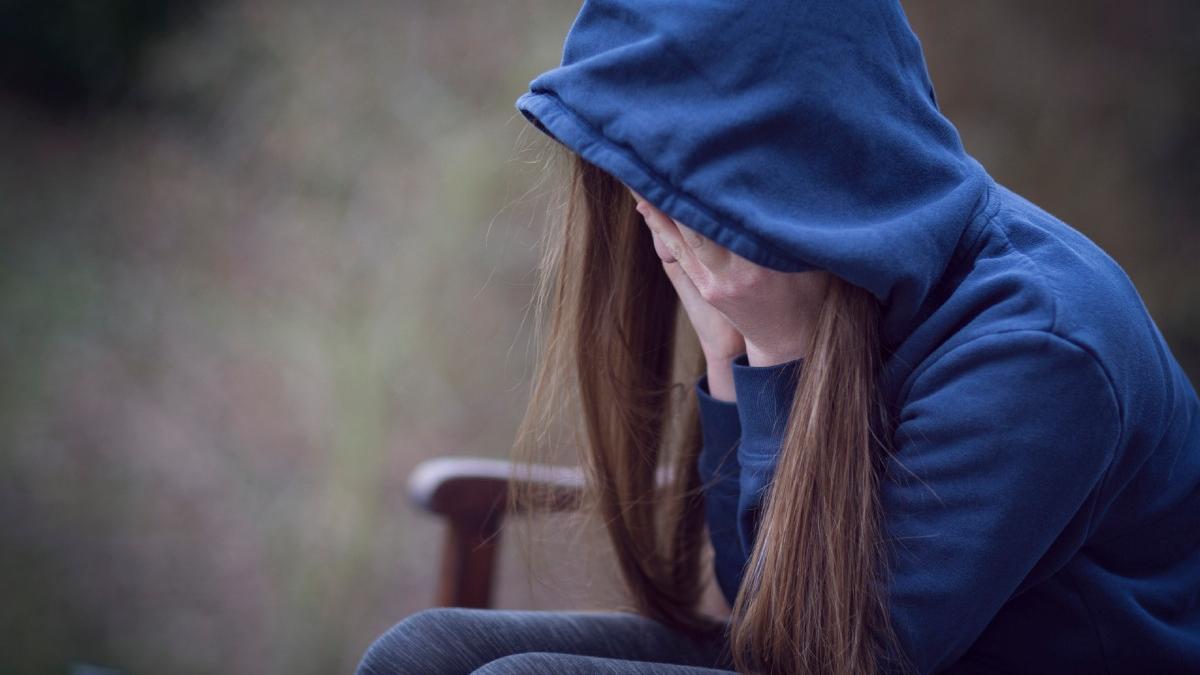 un judecator a obligat o adolescenta aflata intr o excursie sa poarte catuse si haine de detinut dupa ce aceasta a adormit in tribunal