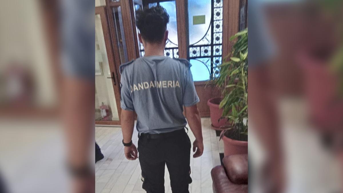 un jandarm fals cu o arma neletala a fost prins de politisti la evenimentul dedicat gimnastei ana maria barbosu