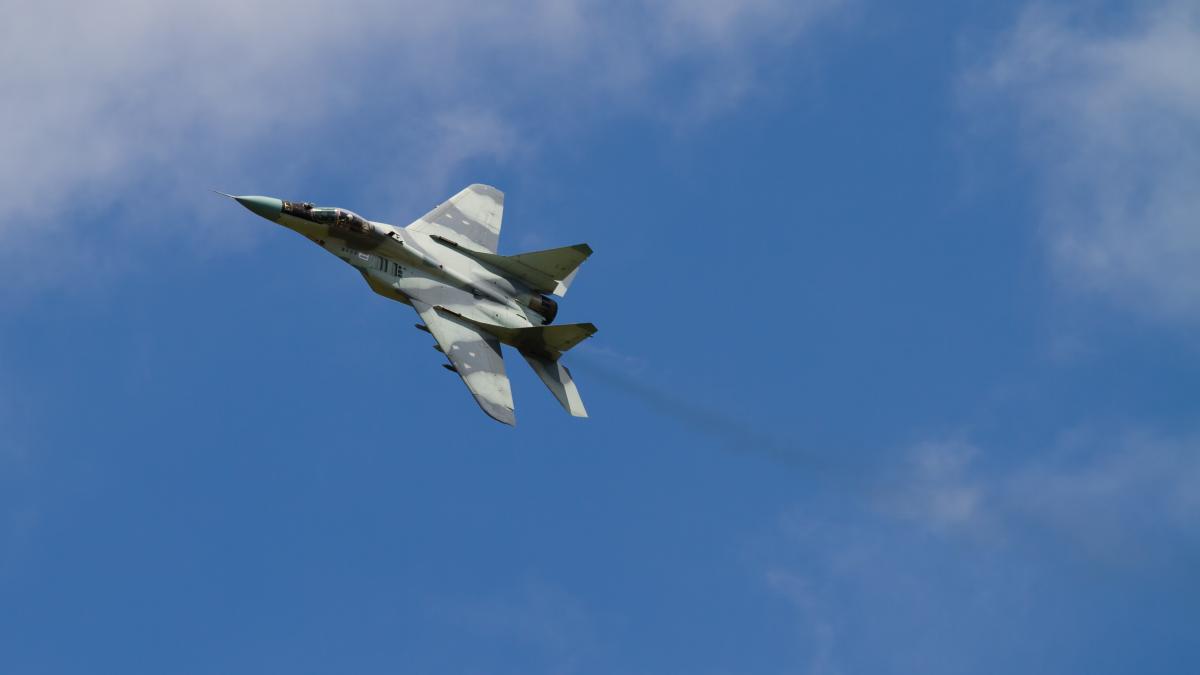 video momentul in care un bombardier rus ia foc in aer si se prabuseste un pilot a murit