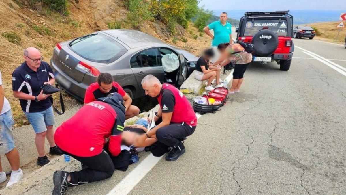 accident trei raniti pe transalpina o masina a derapat intr o curba si s a izbit de un podet