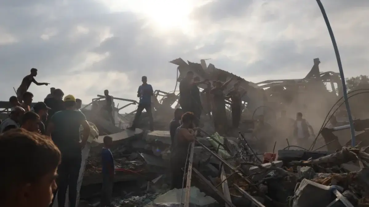 cel putin 17 morti dintre care 8 copii intr un atac israelian in centrul fasiei gaza dormeau cand trei rachete le au lovit casa