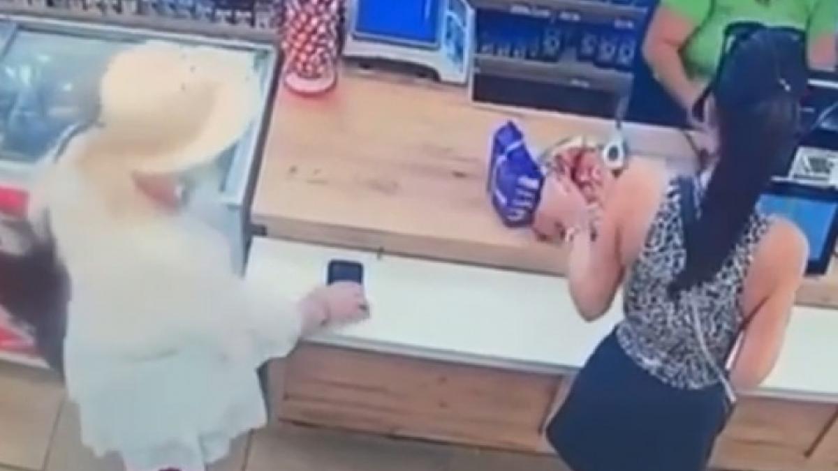 o femeie de 84 de ani a fost filmata in timp ce fura telefonul unei tinere intr un magazin din cluj s a ales cu dosar penal