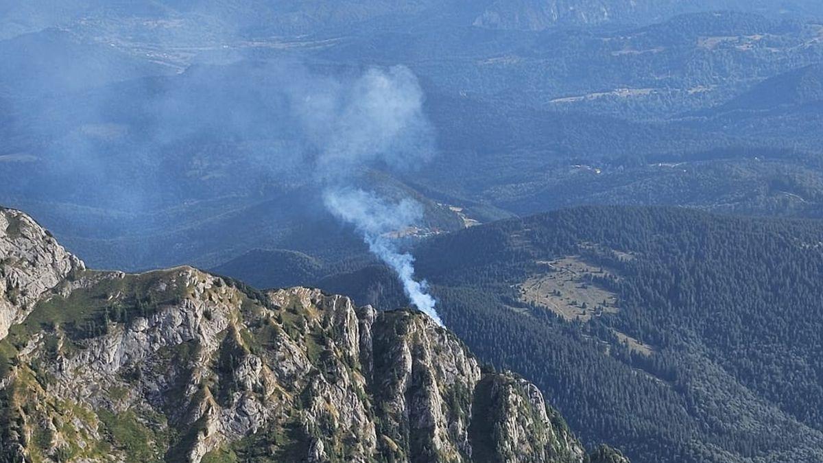 incendiu in bucegi arde creasta morarilor pompierii nu pot ajunge in zona si se uita la flacari prin binoclu incendiu in bucegi arde creasta morarilor pompierii nu pot ajunge in zona si se uita la flacari prin binoclu