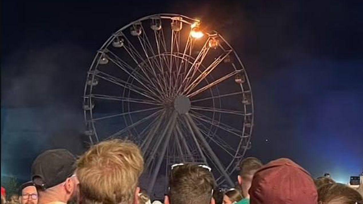 o roata panoramica a luat foc cu pasagerii la inaltime un cantaret a tinut multimea de vorba pentru a evita panica in germania