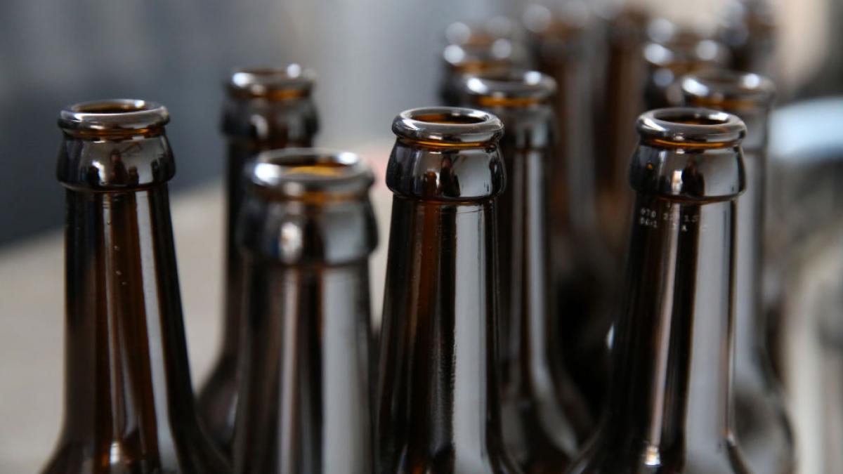 ANPC a retras de la vânzare peste 1,8 milioane de sticle de bere. Care e motivul