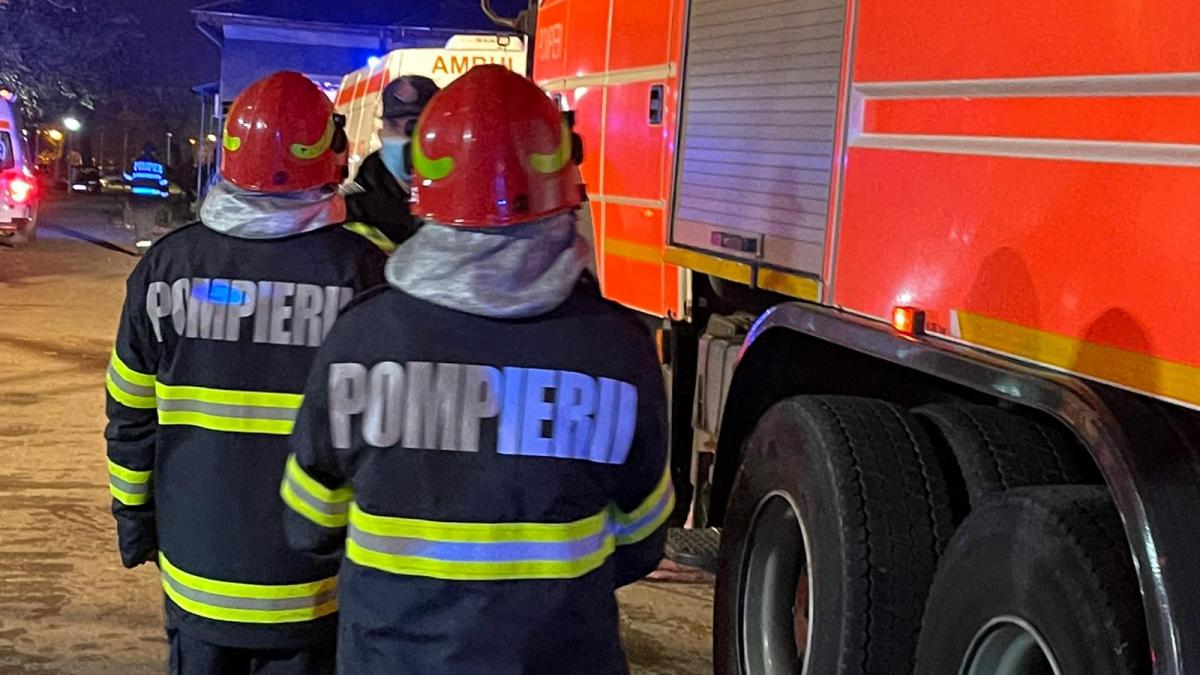 incendiu puternic intr un apartament din bucuresti un barbat a murit iar fiul si sotia acestuia au fost salvati in ultimul moment incendiu puternic intr un apartament din bucuresti un barbat a murit iar fiul si sotia acestuia au fost salvati in ultimul moment