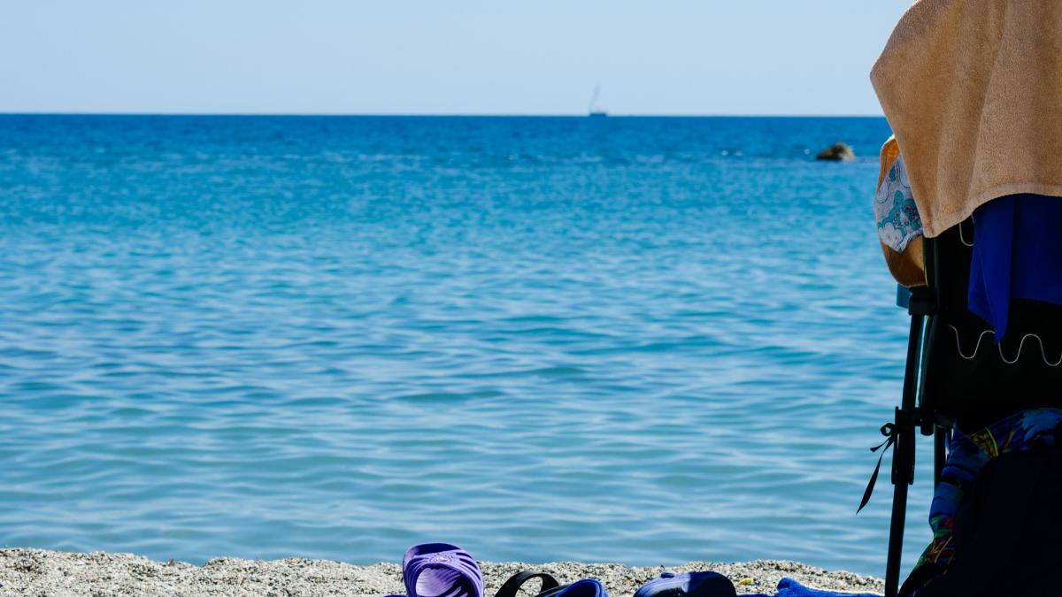 plaja privata deschisa in tulcea dupa scaderea nivelului dunarii oamenii se relaxeaza pot sa faca un gratar sa ia o bautura rece