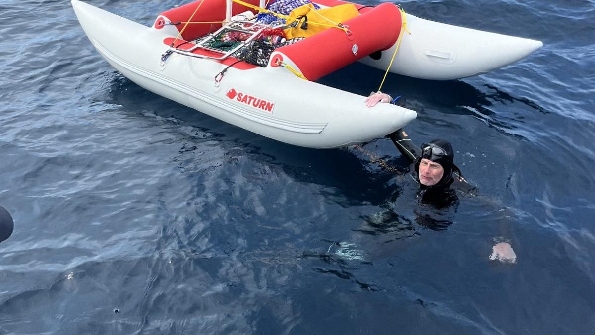 un inotator maratonist de 60 de ani s a ratacit pe lacul michigan dupa ce a pierdut bateriile gps ului am avut halucinatii