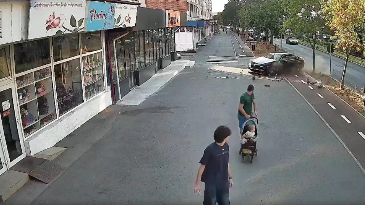 un tata si bebelusul lui la un pas sa fie spulberati de un bmw pe trotuar