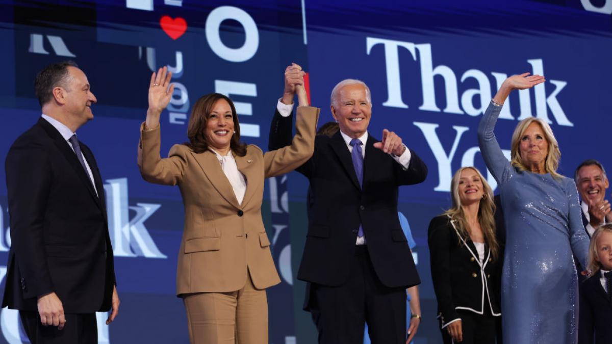 kamala harris s a imbracat in costum cafeniu la conventia de la chicago acum toata lumea se intreaba ce inseamna asta