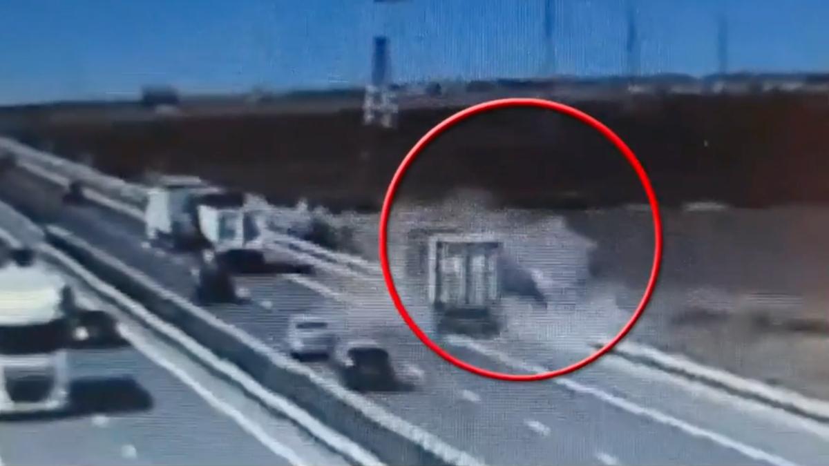 momentul in care microbuzul este spulberat de tir pe autostrada a4 imaginile au fost surprinse de camerele de supraveghere