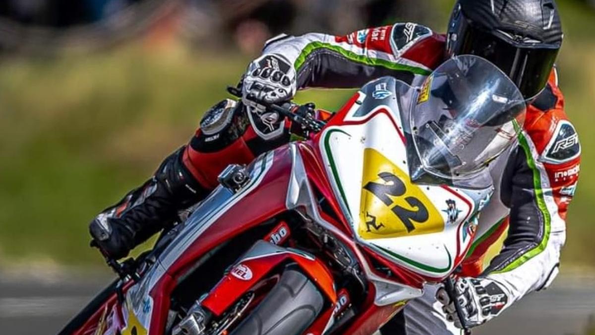 motociclistul louis o regan a murit intr un accident la calificarile pentru manx grand prix avea 43 de ani