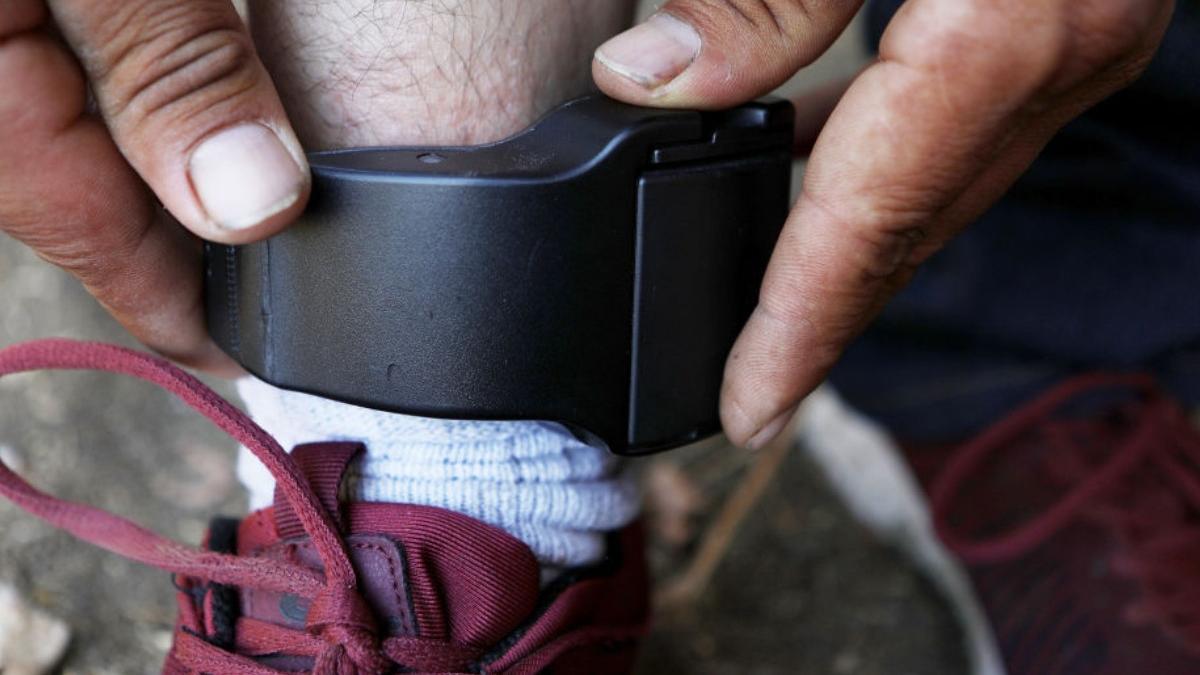 cum a reusit un barbat din vaslui sa fuga din romania desi avea montata o bratara electronica de supraveghere