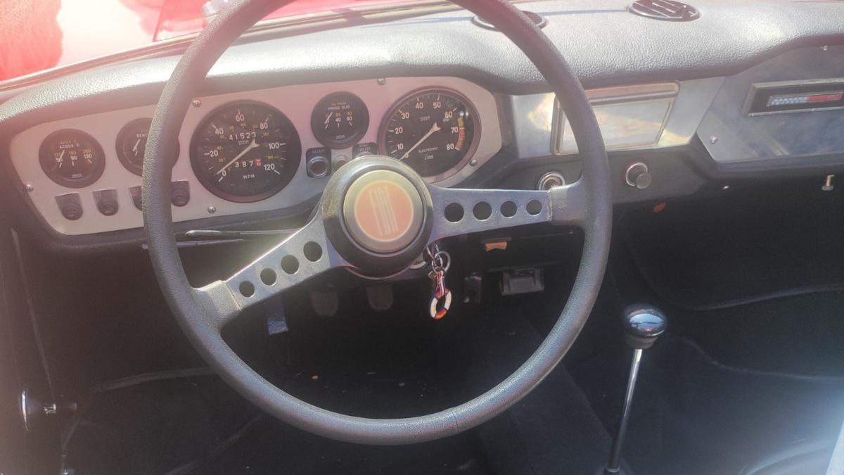 imagini de colectie cu un fiat 850 sport spider decapotabil adus pentru inspectie la rar
