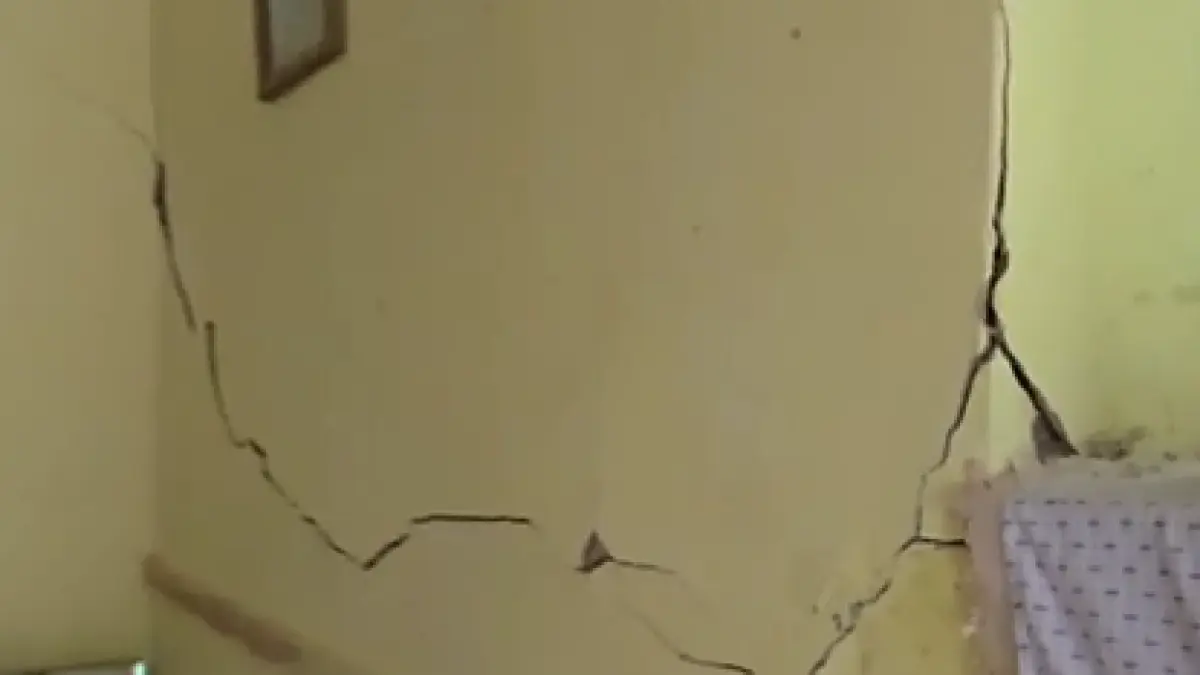 situatie disperata in comarnic casele dintr un cartier se prabusesc din cauza lucrarilor la centura ocolitoare a orasului