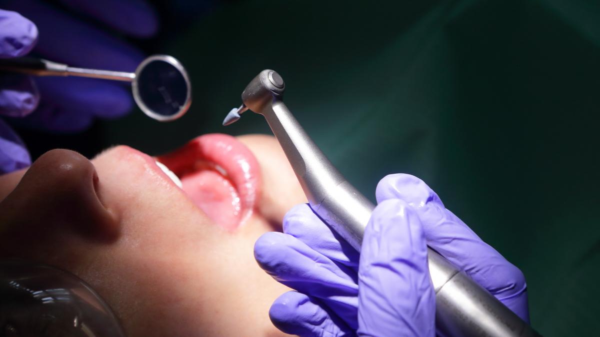 romanii din strainatate cu probleme dentare vin in tara ca sa se trateze e mare aglomeratie