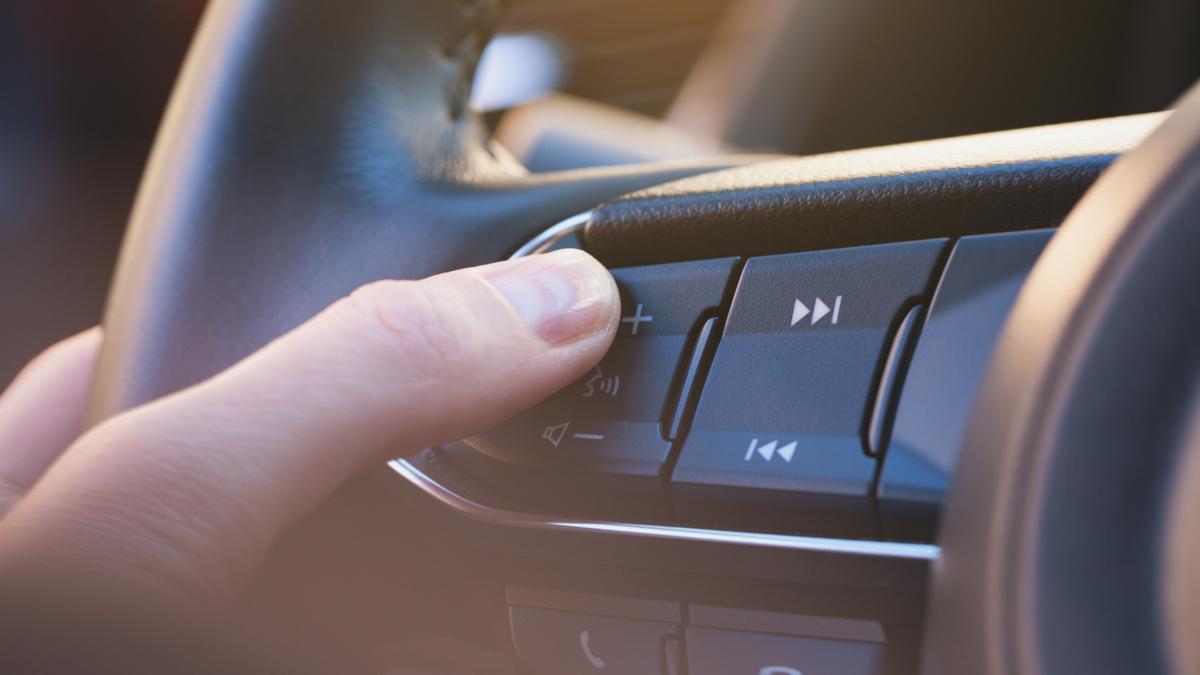 un copil de 13 ani a fost prins la volan pe un drum din vaslui masina ii fusese data chiar de catre tatal sau