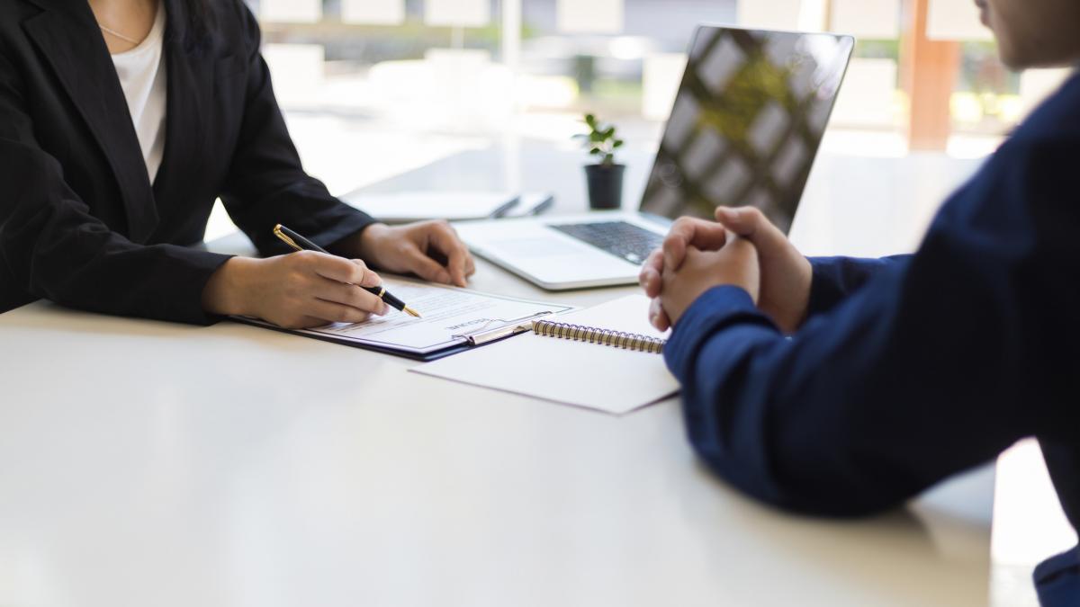 ce locuri de munca au cautat romanii in aceasta vara joburile remote nu mai sunt la moda