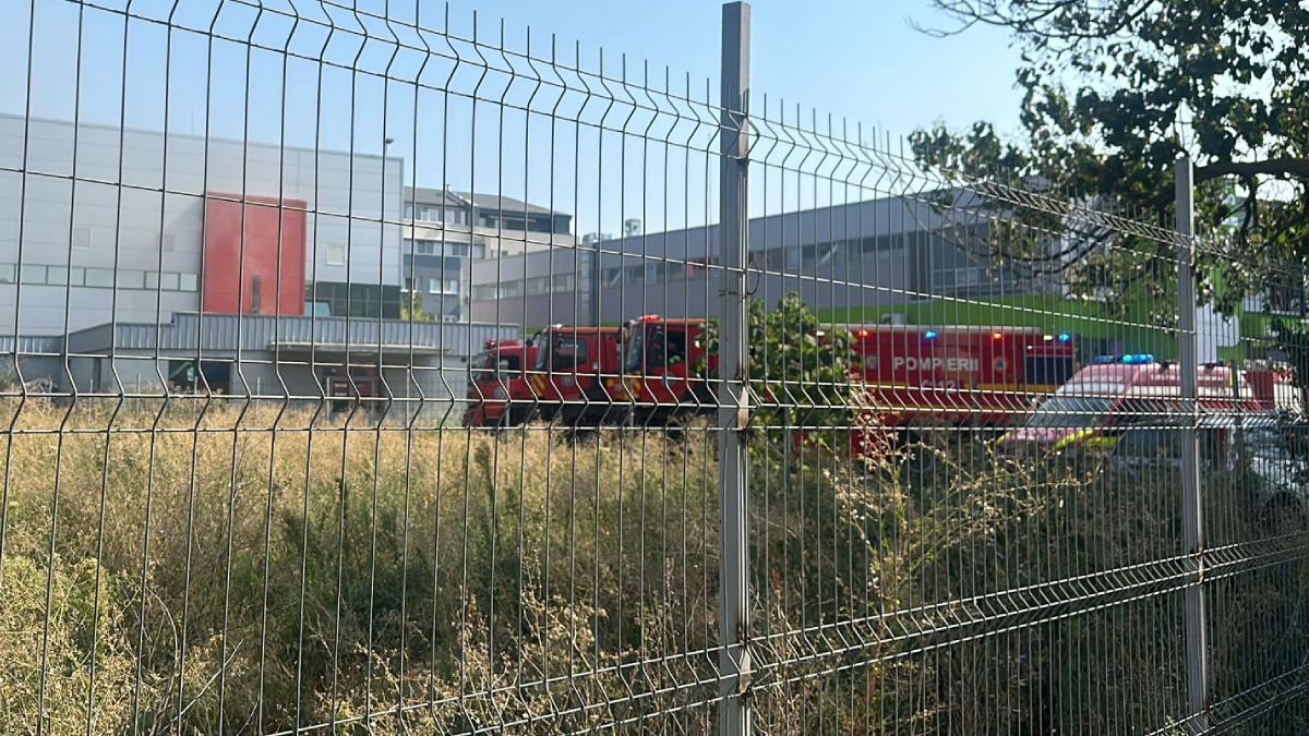 incendiu in popesti leordeni arde o hala de pe soseaua oltenitei pompierii intervin pentru stingerea focului