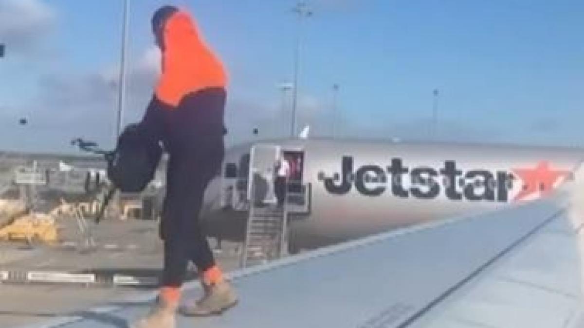 panica la bordul unui avion nerabdator sa ajunga mai repede in aeroport un pasager a deschis usa de urgenta si a coborat pe aripa