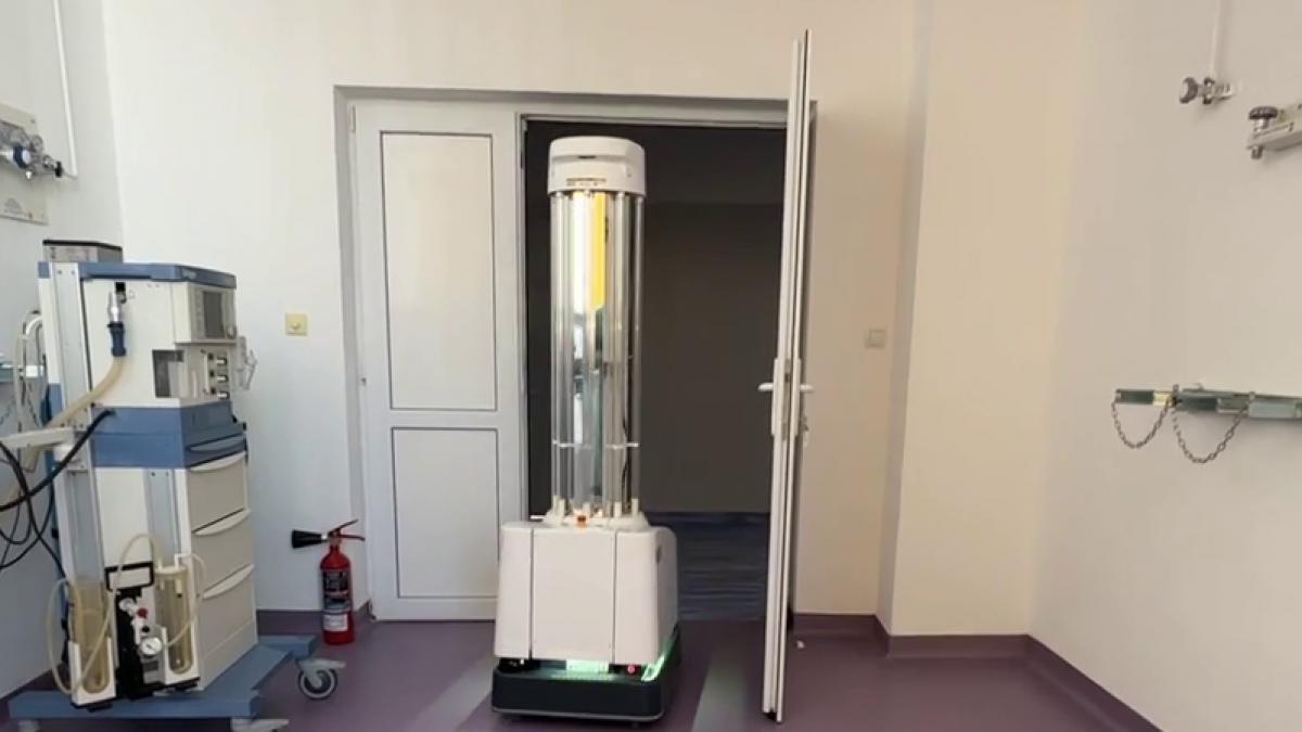 spitalul din romania care foloseste roboti cu inteligenta artificiala pentru dezinfectie isi fac treaba singuri