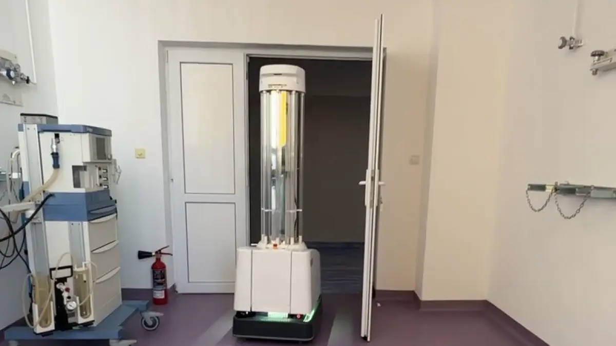 spitalul din romania care foloseste roboti cu inteligenta artificiala pentru dezinfectie isi fac treaba singuri