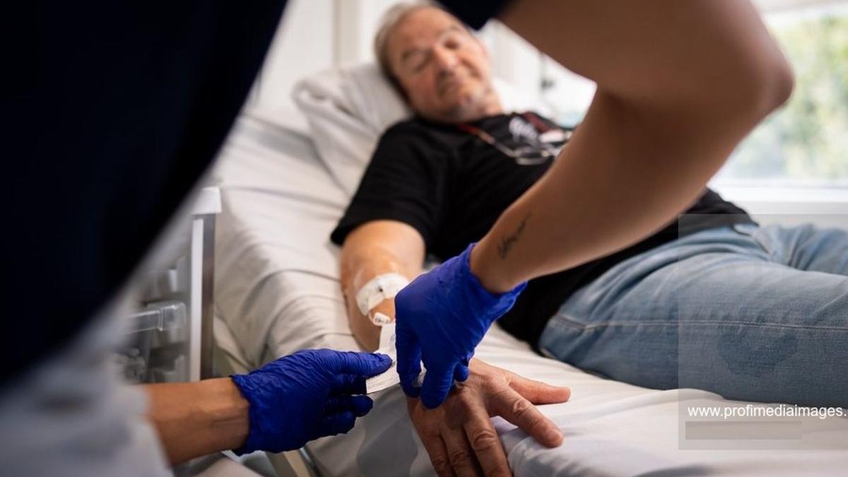 primul vaccin din lume impotriva cancerului pulmonar testat pe un pacient din marea britanie este om de stiinta specializat in ai