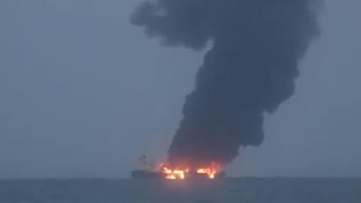 video alerta in marea rosie un petrolier cu 150 000 de tone de titei la bord a luat foc in urma unui atac si pluteste in deriva