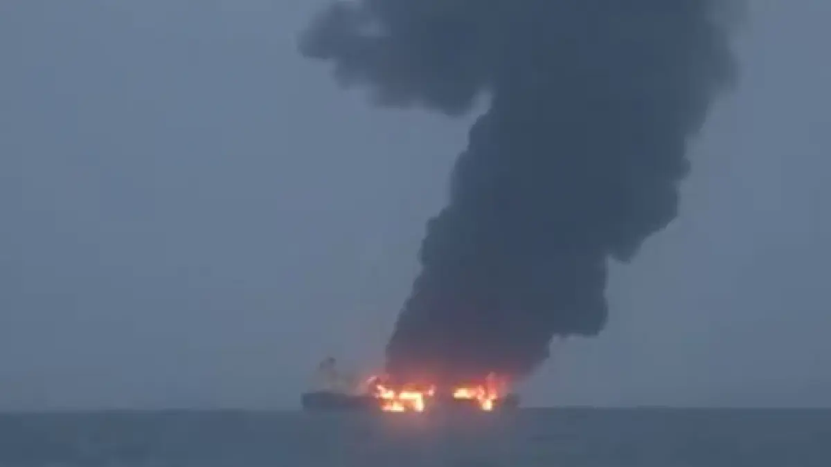 video alerta in marea rosie un petrolier cu 150 000 de tone de titei la bord a luat foc in urma unui atac si pluteste in deriva