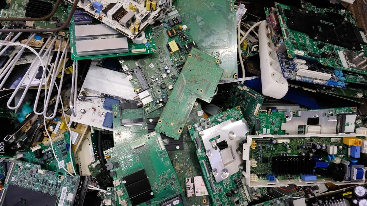 bacterii folosite la extragerea metalelor rare din baterii vechi e o cantitate limitata pe pamant nu ne mai permitem sa le aruncam