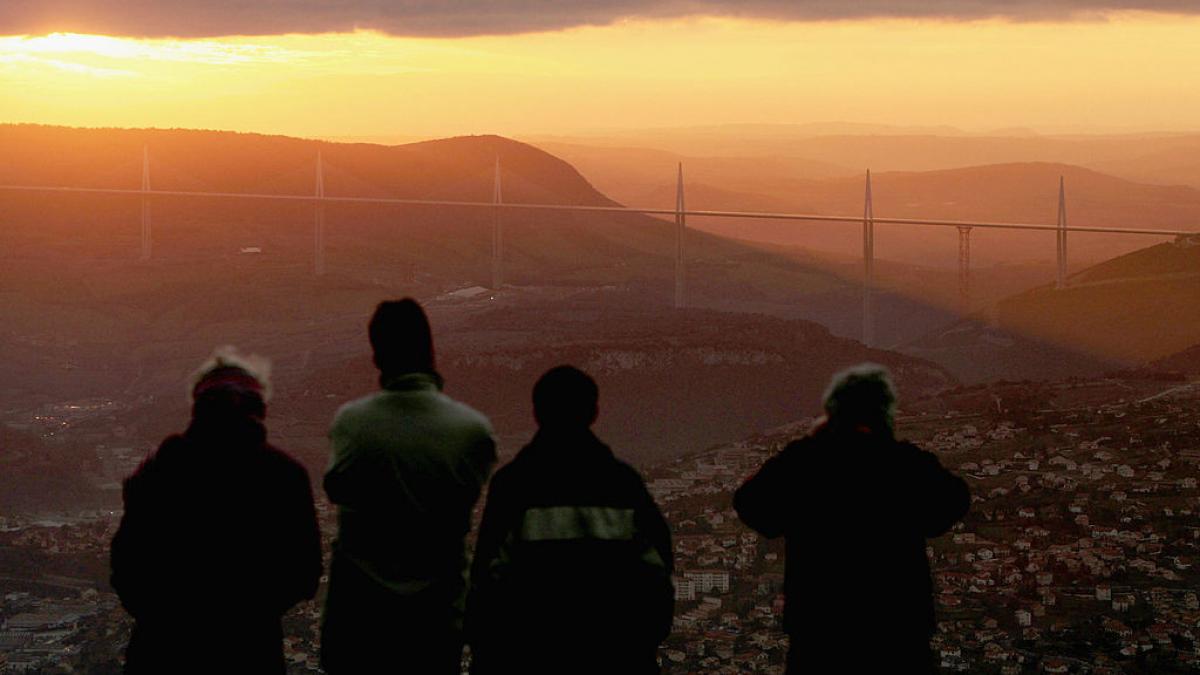 galerie foto viaductul millau cum a schimbat cel mai inalt pod din lume harta europei o minune a lumii moderne