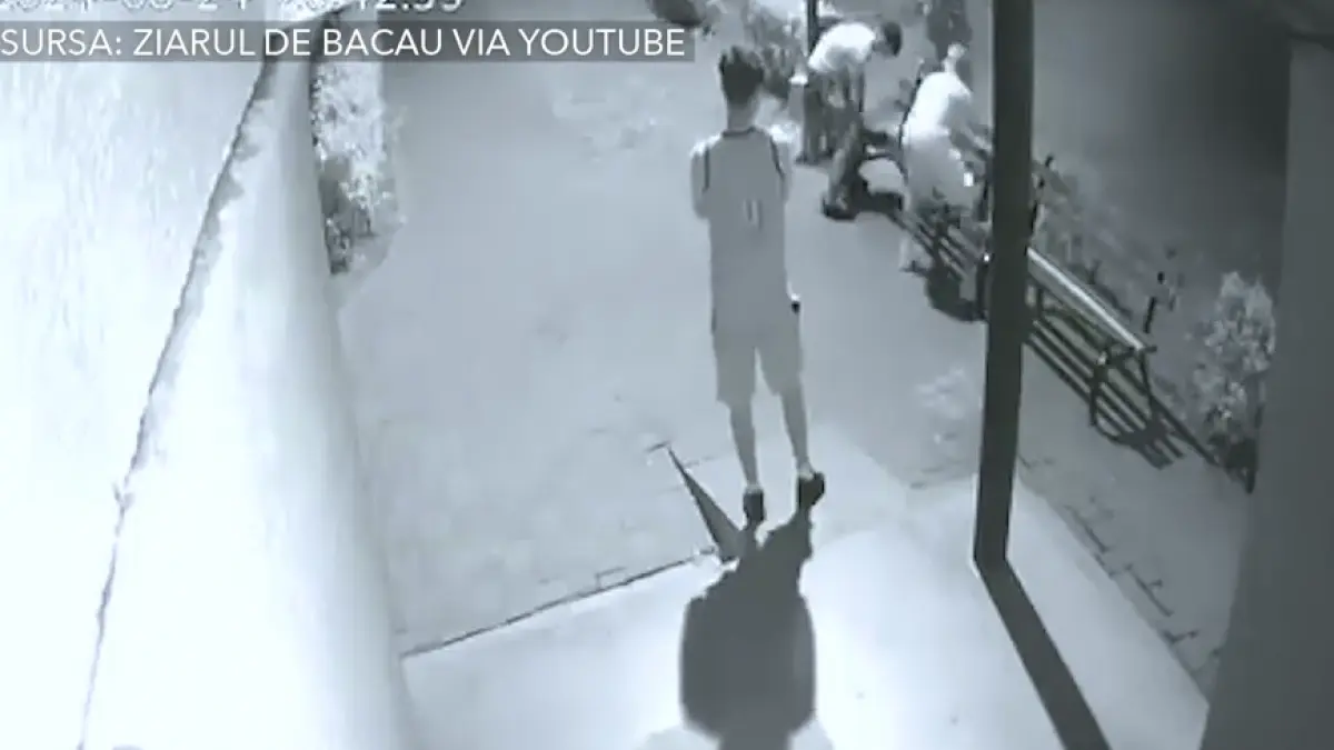 patru tineri au fost filmati in timp ce fura o banca de pe strada in bacau imaginile au devenit virale