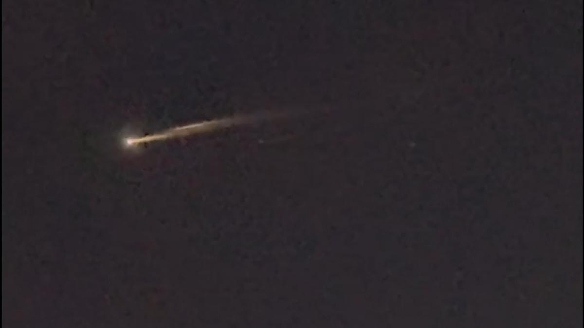 un obiect misterios inconjurat de o lumina portocalie a traversat cerul romaniei in aceasta seara