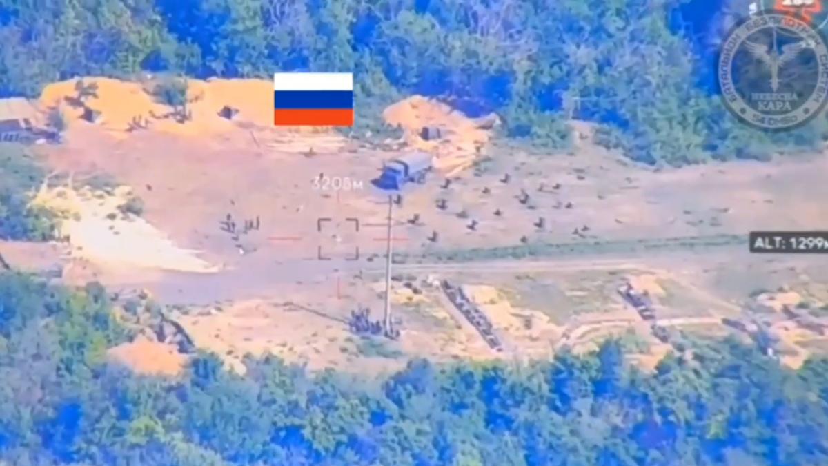 video comandantii rusi i au scos pe soldati sa se antreneze in camp deschis ucrainenii au trimis doua rachete himars