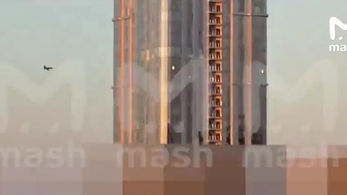 video momentul in care o drona ucraineana loveste un bloc din regiunea rusa saratov