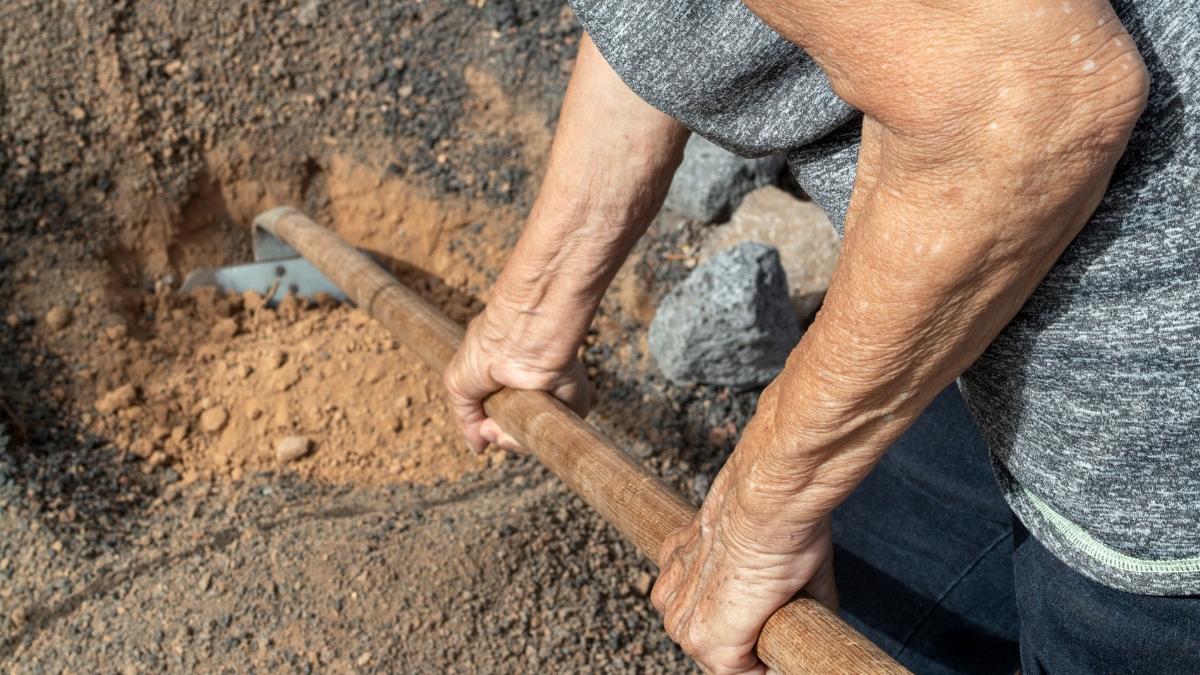cum a infuriat o pensionara de 75 de ani consiliul local dupa ce si a asfaltat singura drumul din fata casei
