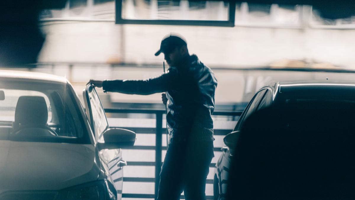 cum incerca un cetatean maghiar sa vanda rusilor tehnologie militara americana a fost prins de trupele speciale pe un aeroport din sua