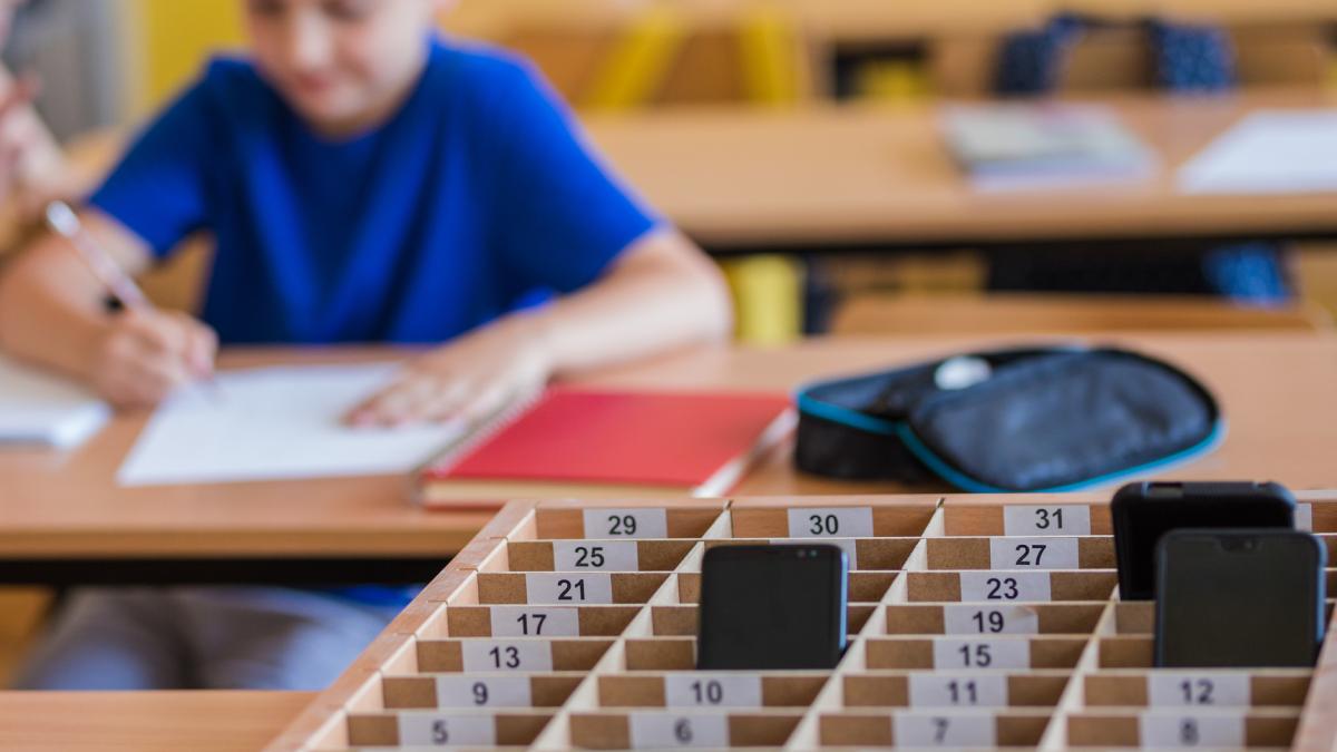 tara din europa care va interzice complet telefoanele in scoli si licee din 2025