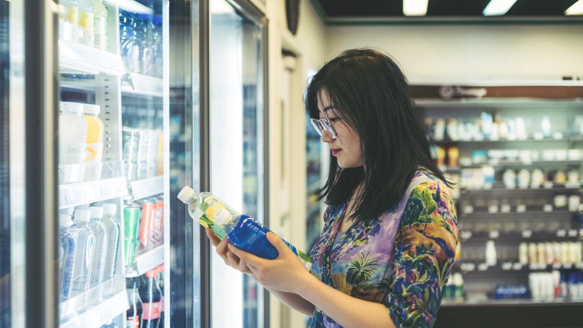 microplastice descoperite in sucuri cantitatea creste pe masura ce sticlele sunt deschise spun expertii