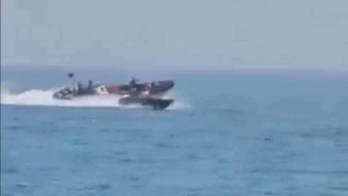 momentul in care o salupa a politiei spaniole trece peste o barca in care erau patru persoane imaginile au revoltat spania si maroc