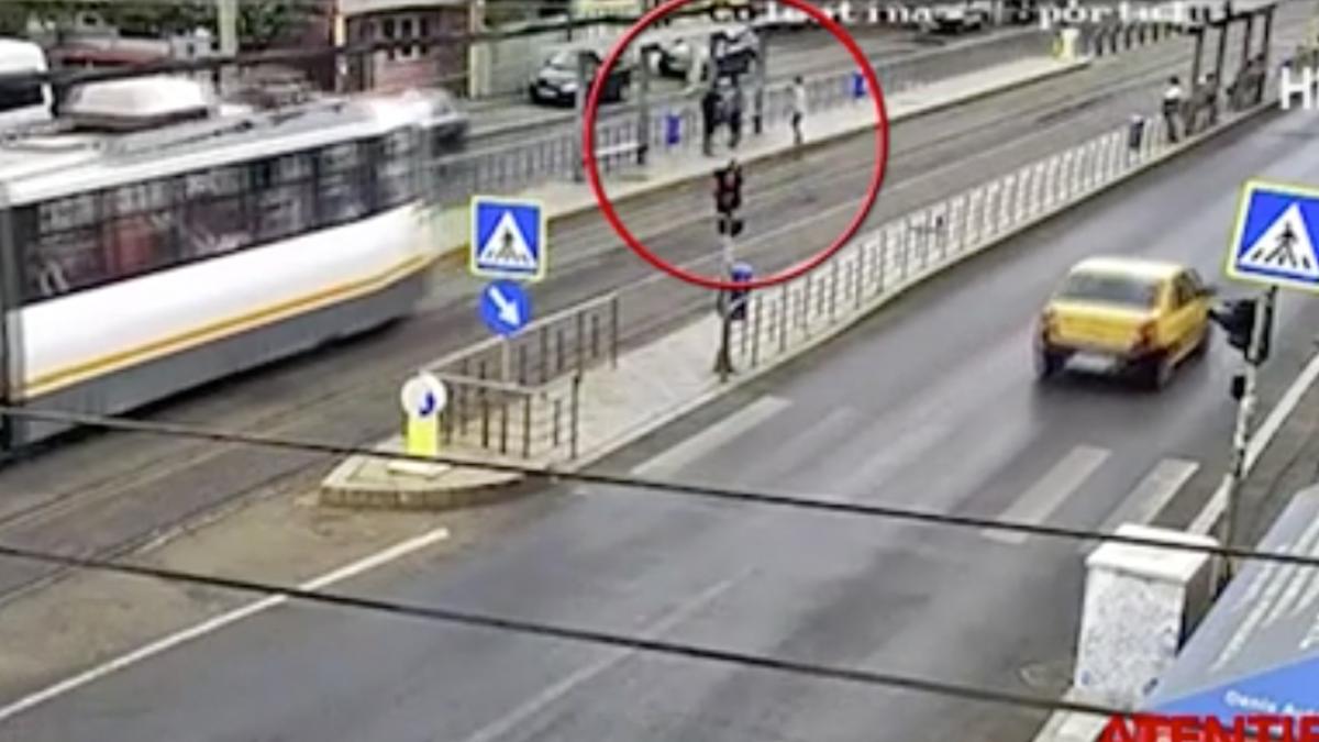 momentul in care un barbat este injughiat de doi copii intr o statie de tramvai din capitala