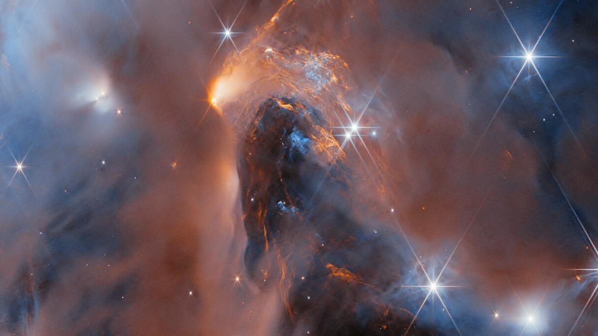 sase lumi hoinare intr un nor cosmic incandescent surprinse de nasa unul din obiectele ceresti are masa cat 1 600 de pamanturi