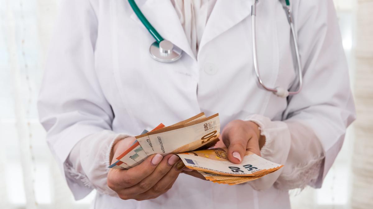 sase medici si o asistenta din timisoara acuzati de luare de mita le ar fi cerut bani bolnavilor de cancer pentru a i trata