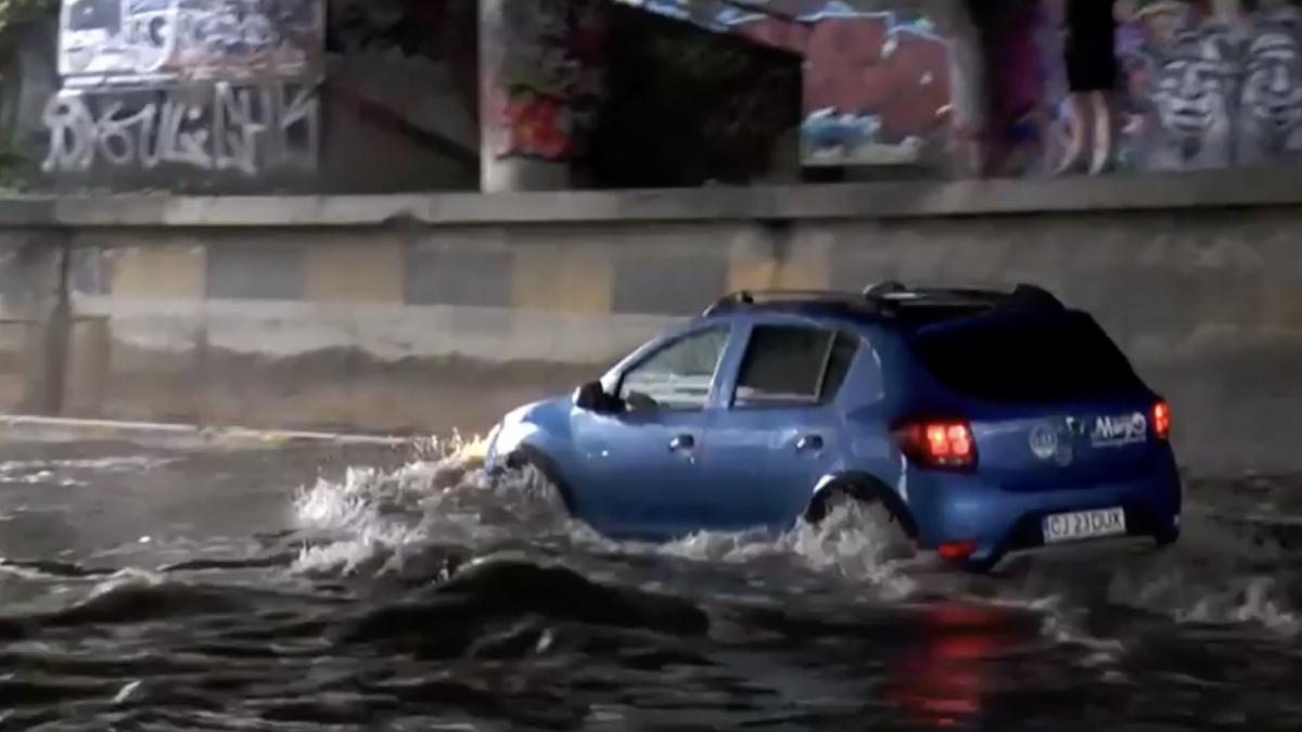 strazi inundate si copaci rupti in mai multe orase dupa ploile torentiale soferii au ramas blocati in trafic dupa o rupere de nori strazi inundate si copaci rupti in mai multe orase dupa ploile torentiale soferii au ramas blocati in trafic dupa o rupere de nori
