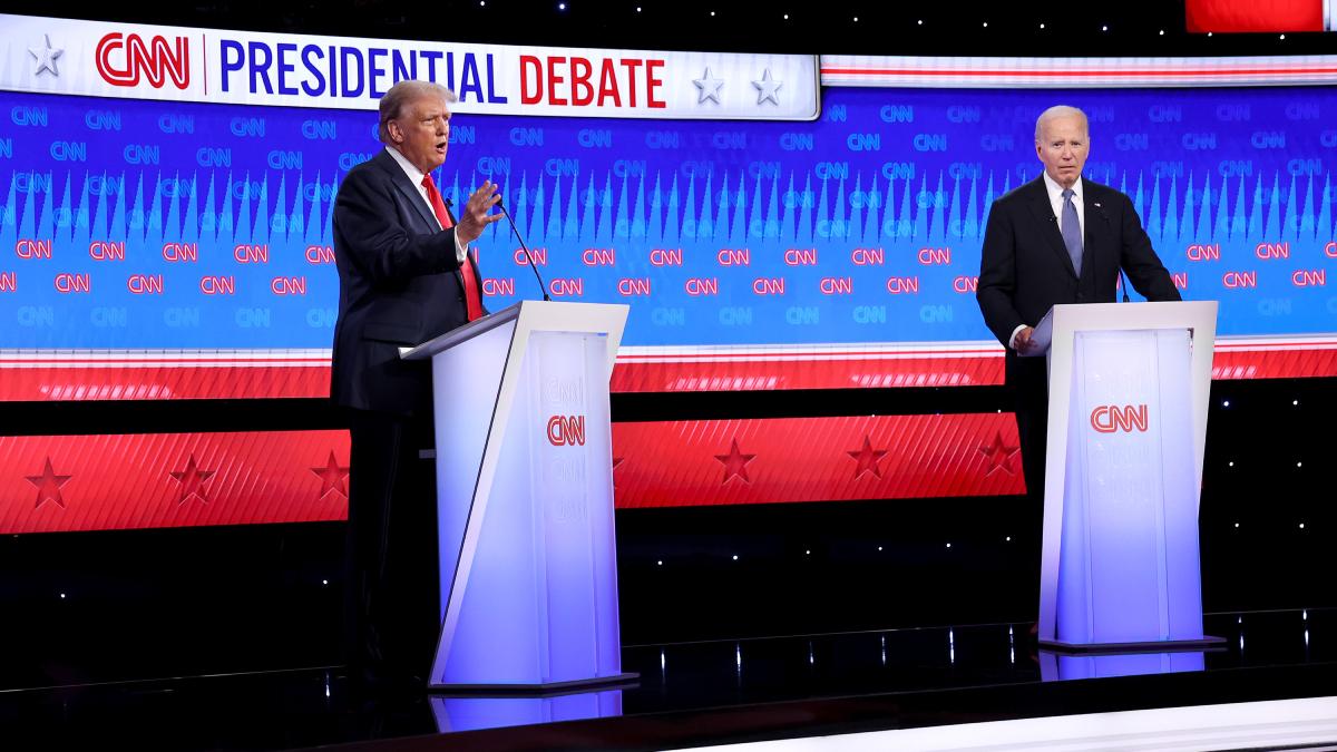 trump vinde bucati din costumul k o purtat la dezbaterea cu biden este ceva de daruit familiei copiilor nepotilor