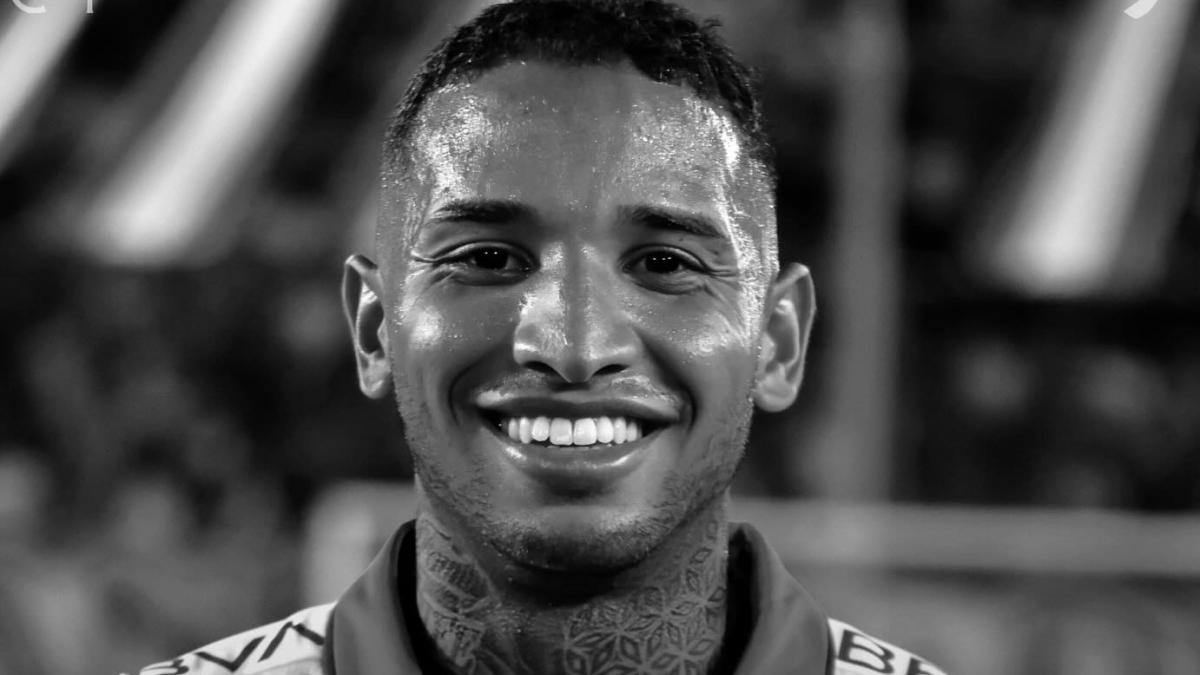 un fotbalist de 27 de ani a murit dupa ce s a prabusit pe teren in timpul unui meci abia devenise tata