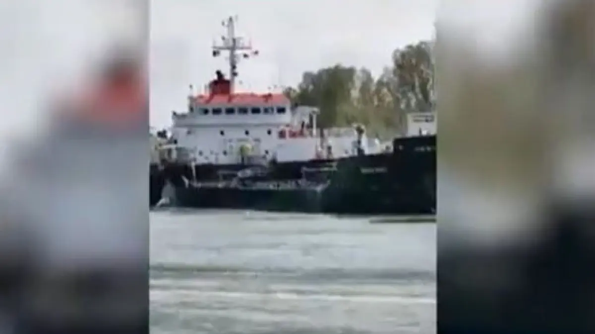 video momentul in care doua nave se ciocnesc in delta dunarii