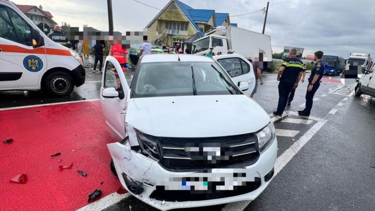 accident in lant cu 4 masini inclusiv o autospeciala a politiei 9 raniti dintre care 5 politisti