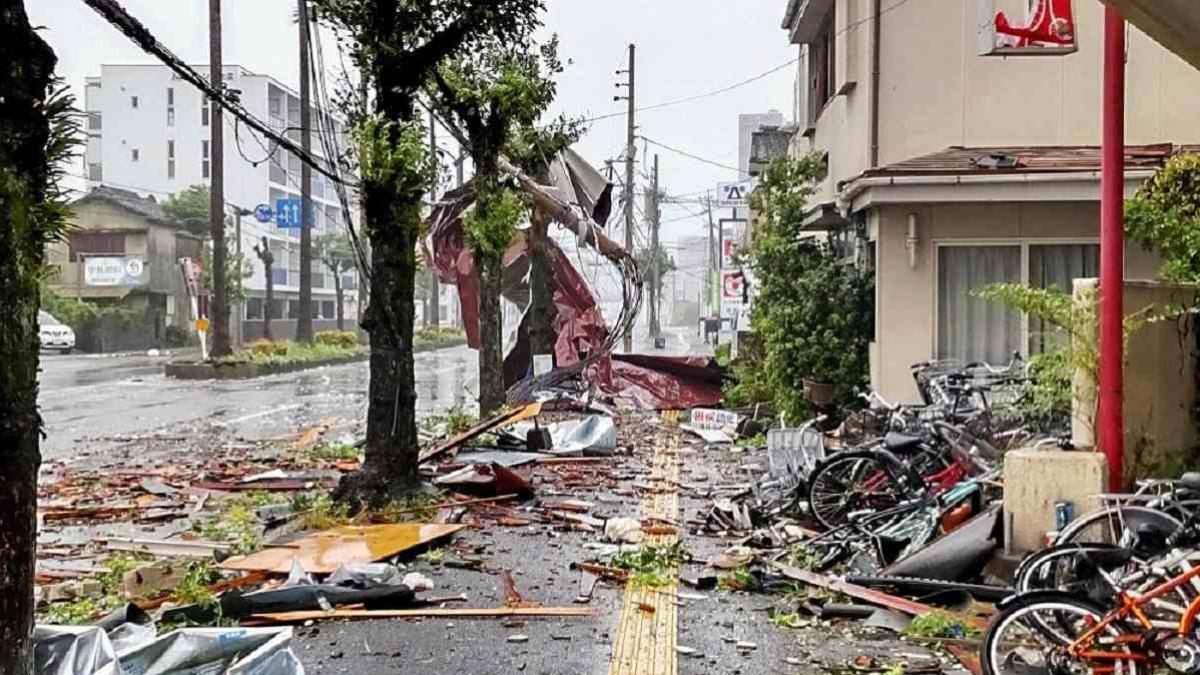 japonia a fost lovita de cel mai puternic taifun din acest an cu rafale de 250 km ora trei morti un milion de oameni evacuati