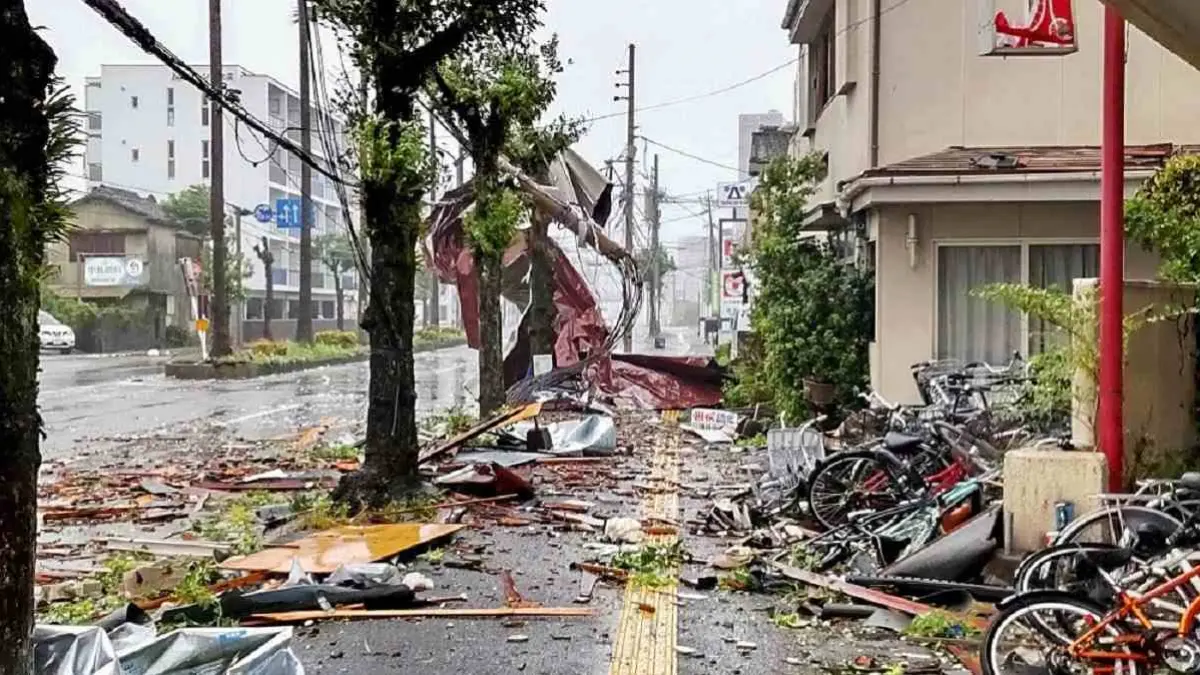japonia a fost lovita de cel mai puternic taifun din acest an cu rafale de 250 km ora trei morti un milion de oameni evacuati